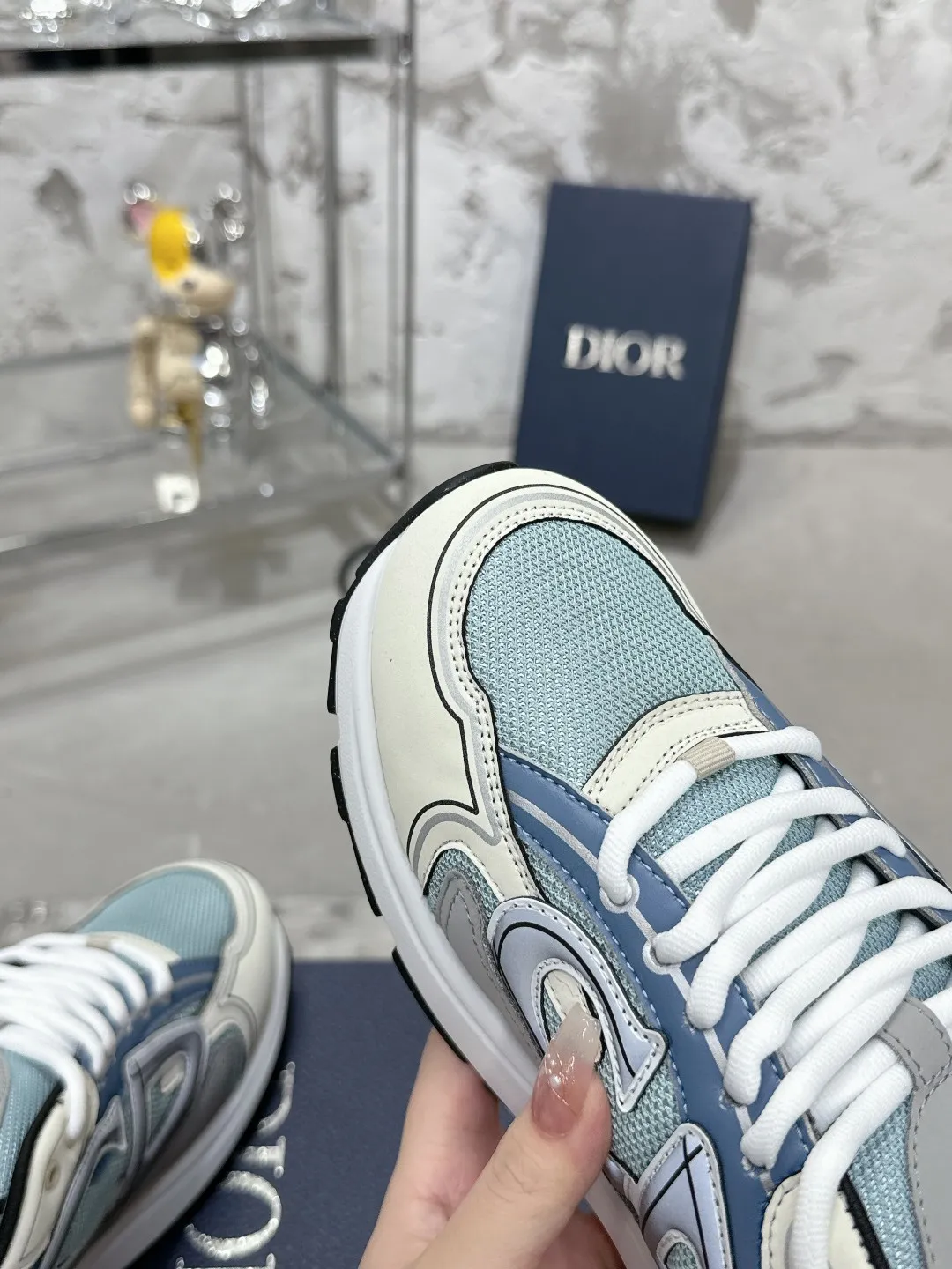 Men's men's shoes 💰600❤️❤️❤️High version Dior Dior's latest color matching B30 series reflective dad sneakers original 17380💰 purchased for development and production Brand new B30 sneakers Dad Shoes style shoes that follow the trend of the retro market The Dior logo on the tongue also indicates that this pair of shoes is the B30 model! B30 uses fine-textured leather and mesh cloth materials to form a shoe body. There are conspicuous letters CD on both sides of the shoe body to indicate identity. Many lines on the shoe body outline details to make the shoes look less monotonous and full of retro flavor. The delivery counter is exquisitely packaged🛍📦 ▪️Fabric: Original customized technical fabric + mesh ▪️Inner lining: Customized breathable lining ▪️Outsole: Original molded IP foam + TPU outsole ▪️Sole thickness: 3.5CM ▪️Size: Women’s size 35-40 / Men’s size 39-46